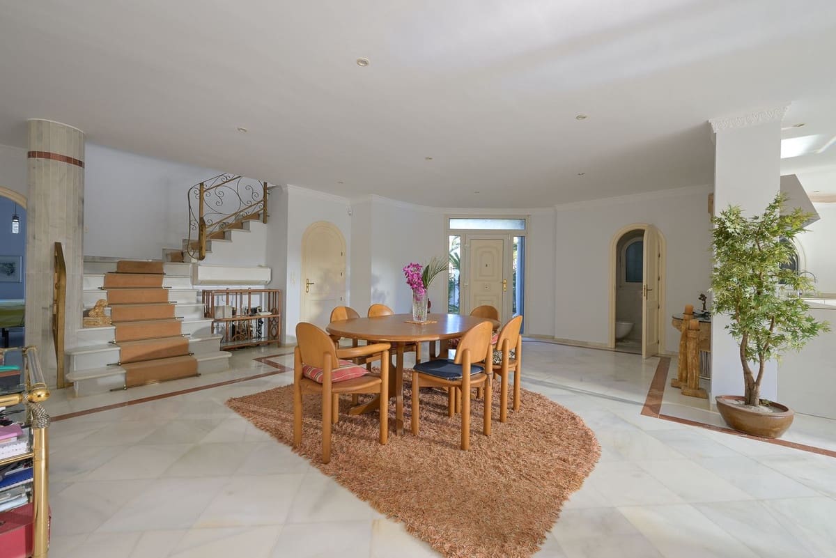 5 bedroom Villa for sale in Marbella with pool garage - € 2,500,000 (Ref: 9491709)