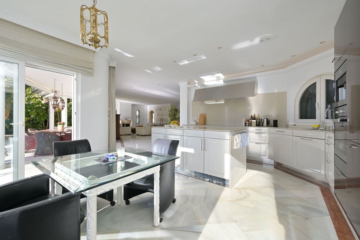 5 bedroom Villa for sale in Marbella with pool garage - € 2,500,000 (Ref: 9491709)