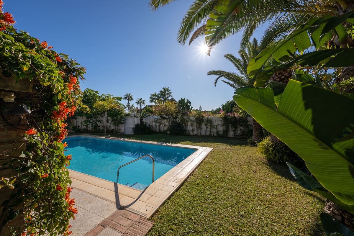 5 bedroom Villa for sale in Marbella with pool garage - € 2,500,000 (Ref: 9491709)