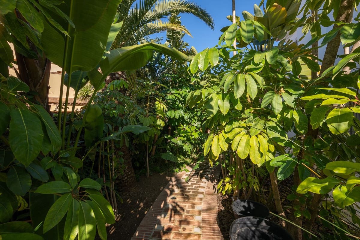 5 bedroom Villa for sale in Marbella with pool garage - € 2,500,000 (Ref: 9491709)