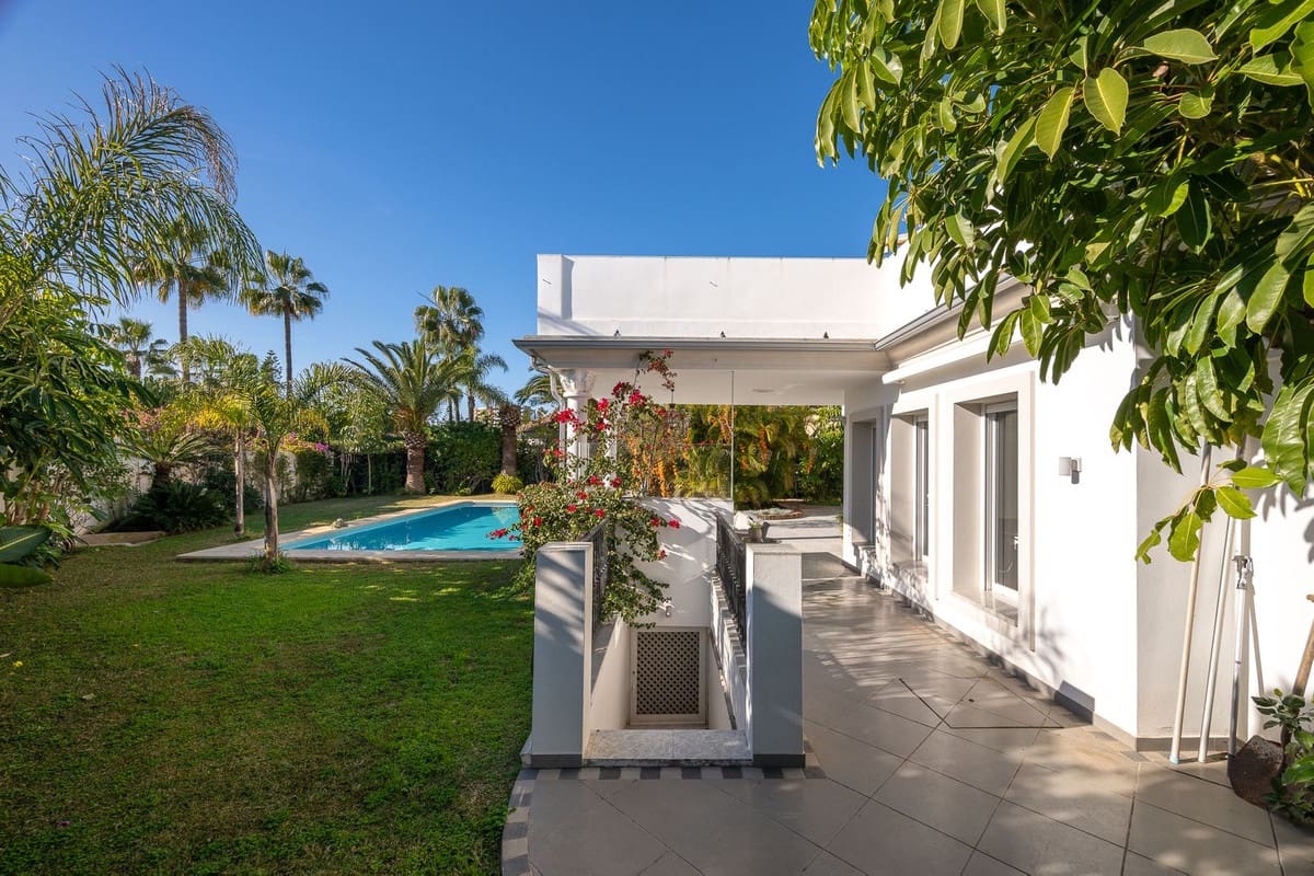 5 bedroom Villa for sale in Marbella with pool garage - € 2,500,000 (Ref: 9491709)