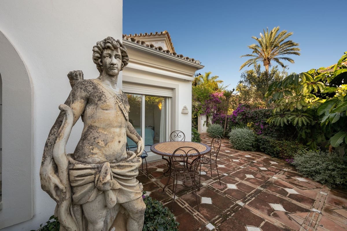 5 bedroom Villa for sale in Marbella with pool garage - € 2,500,000 (Ref: 9491709)