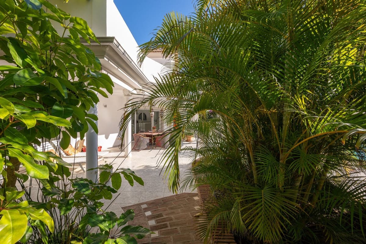 5 bedroom Villa for sale in Marbella with pool garage - € 2,500,000 (Ref: 9491709)