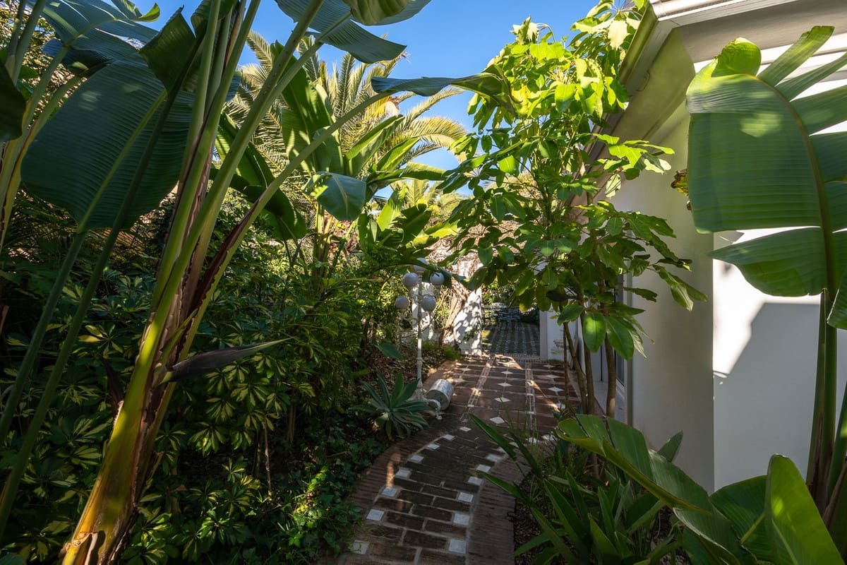 5 bedroom Villa for sale in Marbella with pool garage - € 2,500,000 (Ref: 9491709)