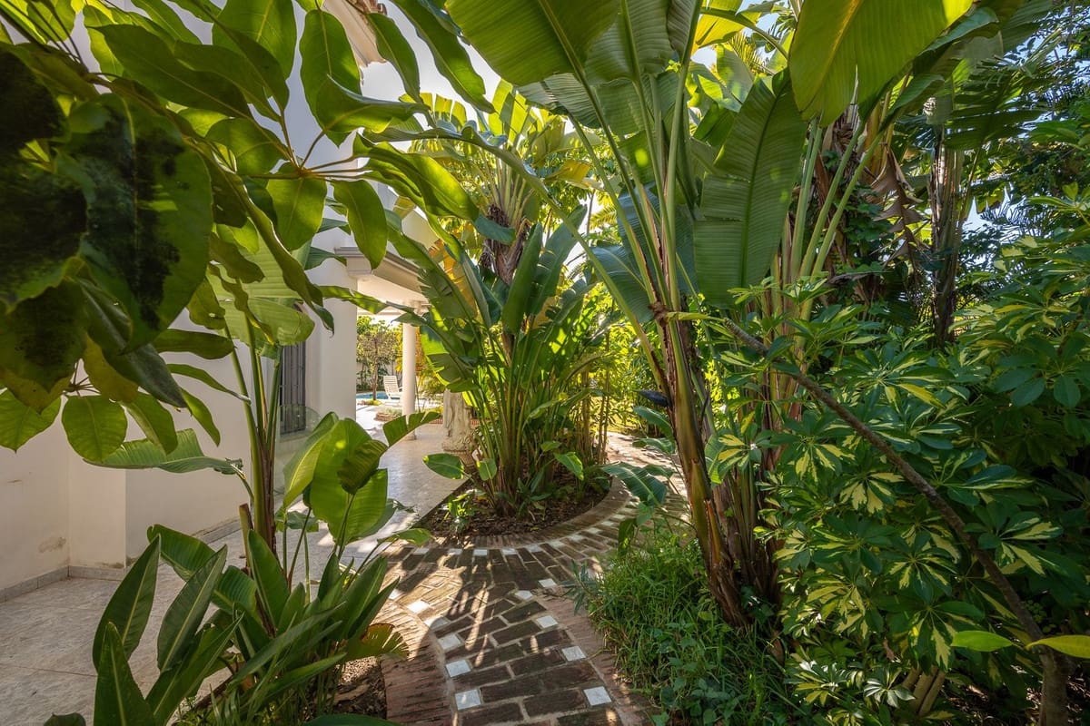 5 bedroom Villa for sale in Marbella with pool garage - € 2,500,000 (Ref: 9491709)