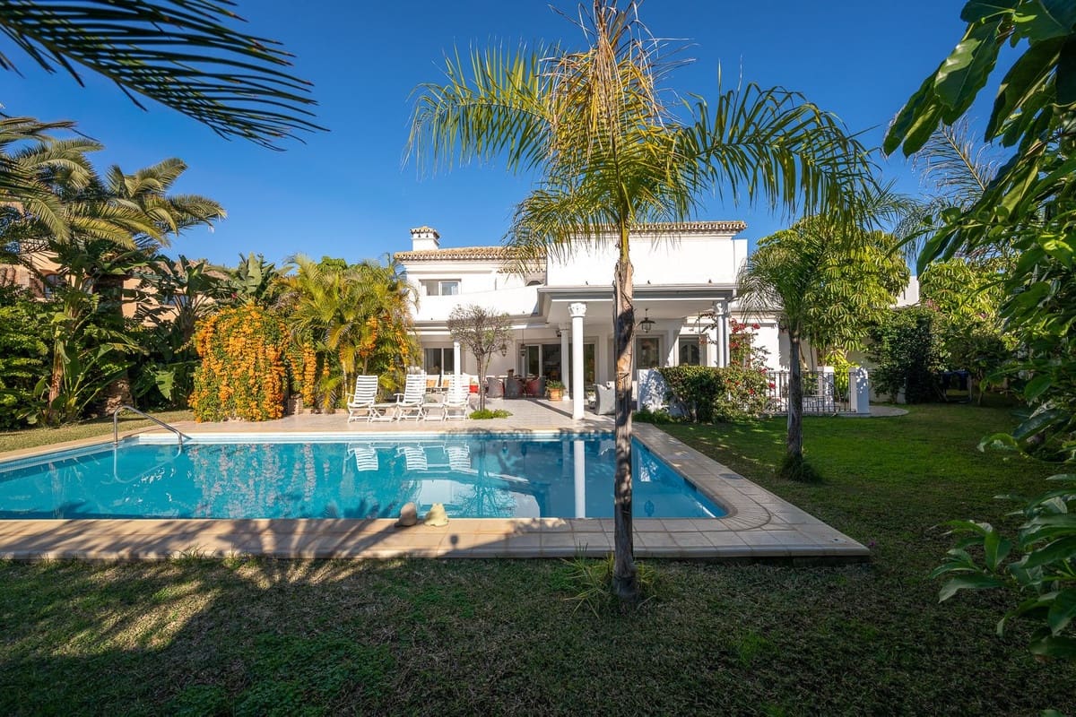 5 bedroom Villa for sale in Marbella with pool garage - € 2,500,000 (Ref: 9491709)
