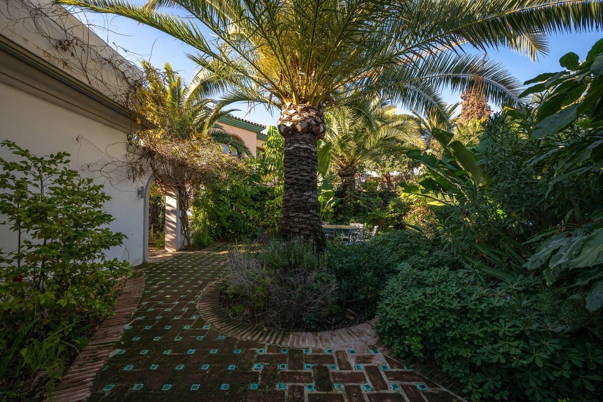 5 bedroom Villa for sale in Marbella with pool garage - € 2,500,000 (Ref: 9491709)