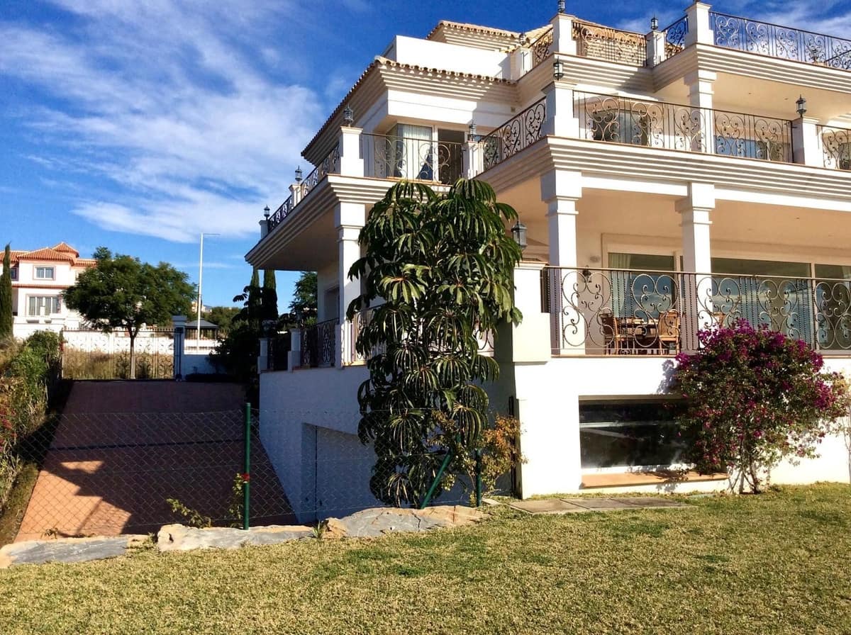 Chalet de 7 habitaciones en Estepona en venta con piscina garaje - 3.995.000 € (Ref: 9491710)