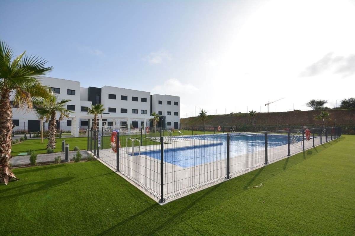 Piso de 2 habitaciones en Estepona en venta con piscina garaje - 426.000 € (Ref: 9491932)