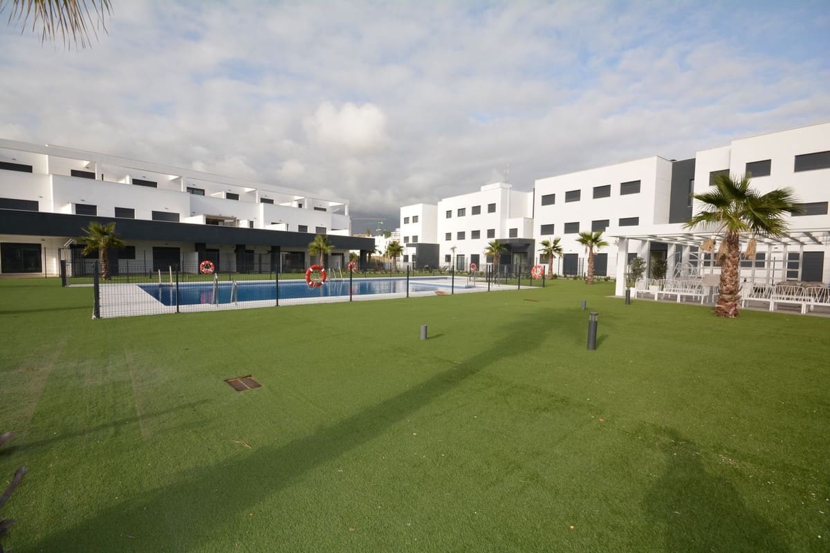 Piso de 2 habitaciones en Estepona en venta con piscina garaje - 426.000 € (Ref: 9491932)