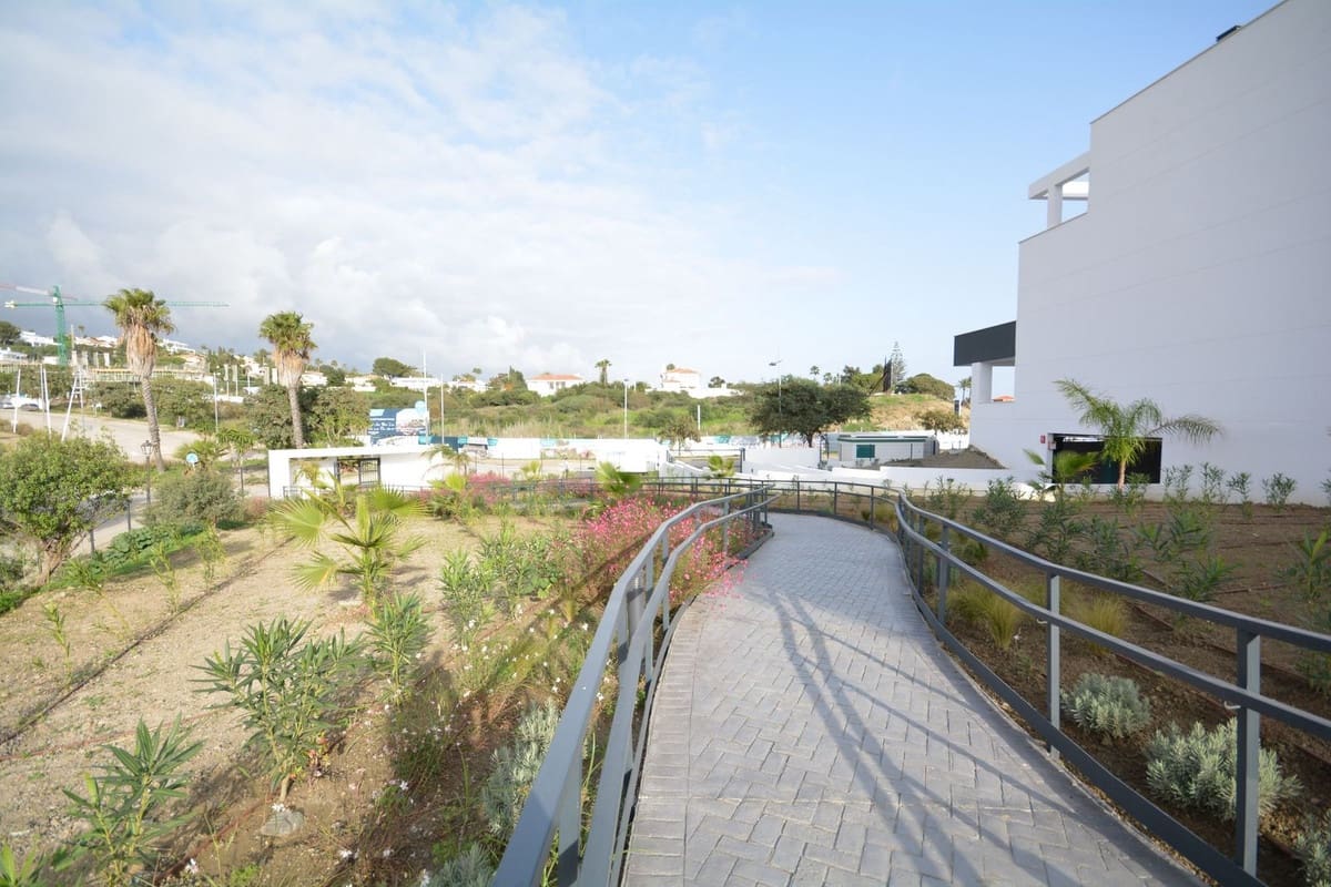 Piso de 2 habitaciones en Estepona en venta con piscina garaje - 426.000 € (Ref: 9491932)