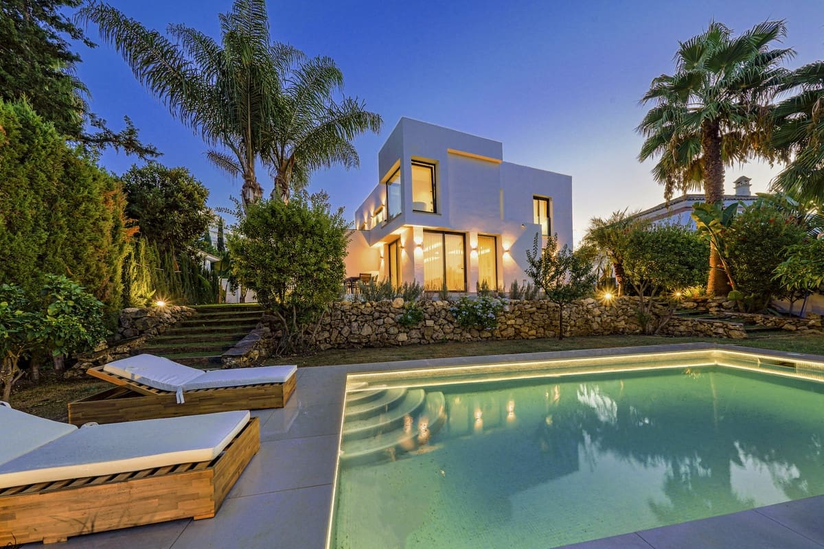 5 bedroom Villa for sale in Marbella with pool - € 3,150,000 (Ref: 9500243)