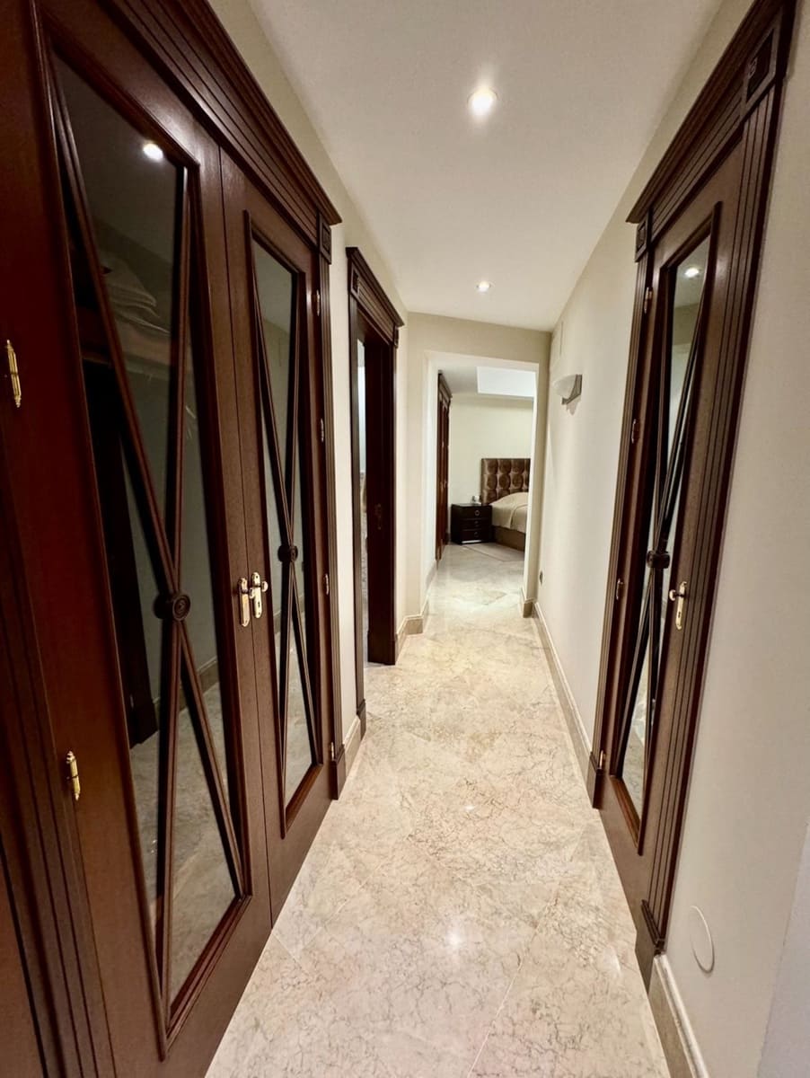 3 sypialnia Mieszkanie na sprzedaż w Marbella z basenem garażem - 1 450 000 € (Ref: 9500245)