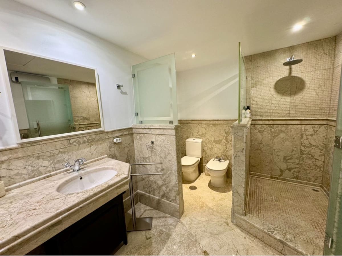 3 sypialnia Mieszkanie na sprzedaż w Marbella z basenem garażem - 1 450 000 € (Ref: 9500245)