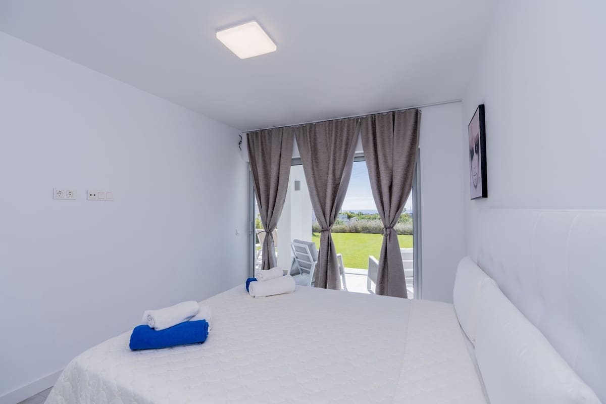 2 bedroom Flat for sale in Estepona with pool garage - € 559,000 (Ref: 9500251)