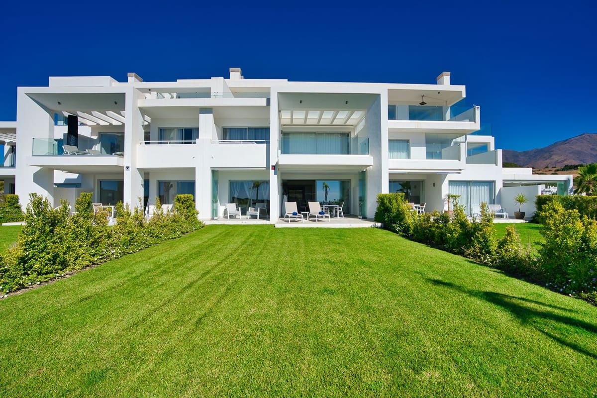 2 bedroom Flat for sale in Estepona with pool garage - € 559,000 (Ref: 9500251)