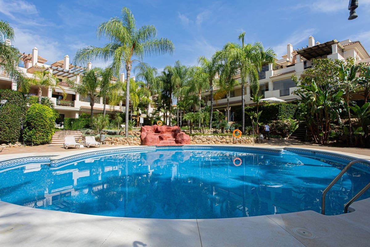 3 makuuhuone Asunto myytävänä paikassa Marbella mukana uima-altaan - 655 000 € (Ref: 9500668)