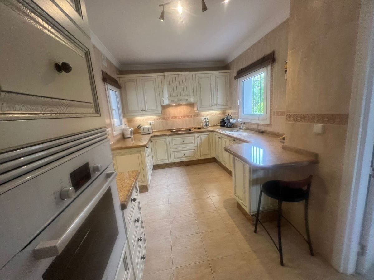 4 soveværelse Villa til salg i El Paraiso med swimmingpool - € 1.600.000 (Ref: 9500670)