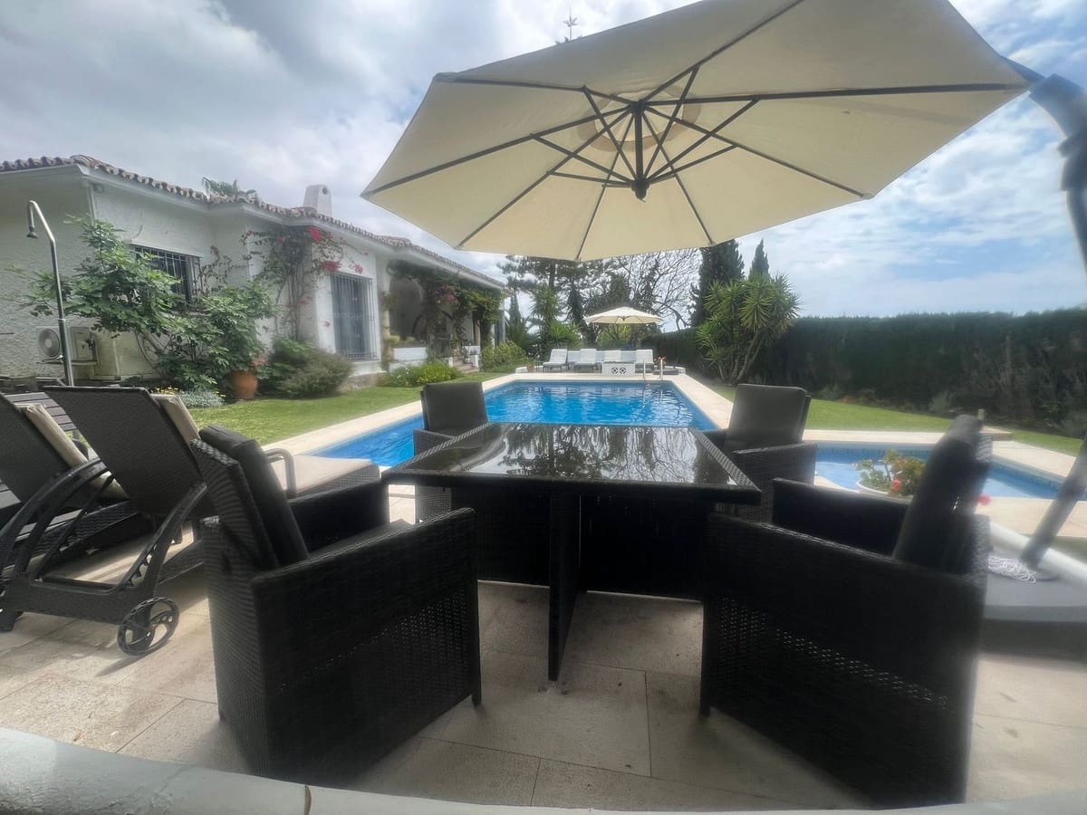 4 soveværelse Villa til salg i El Paraiso med swimmingpool - € 1.600.000 (Ref: 9500670)