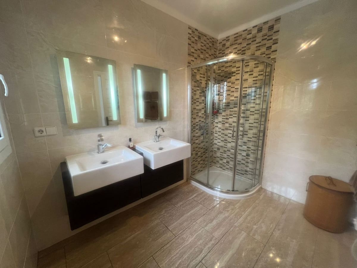 4 soveværelse Villa til salg i El Paraiso med swimmingpool - € 1.600.000 (Ref: 9500670)