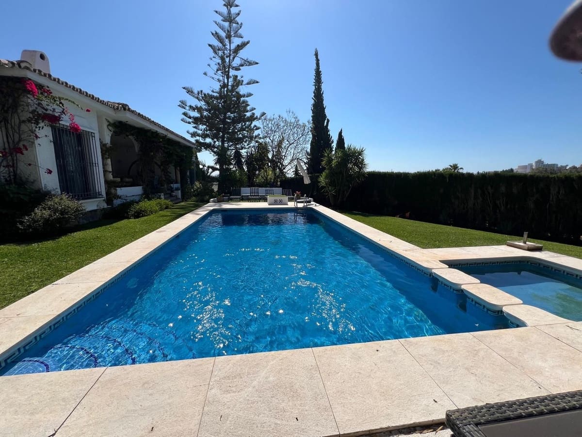 4 soveværelse Villa til salg i El Paraiso med swimmingpool - € 1.600.000 (Ref: 9500670)