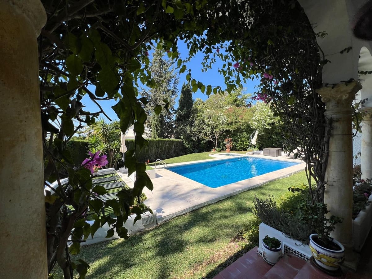 4 soveværelse Villa til salg i El Paraiso med swimmingpool - € 1.600.000 (Ref: 9500670)