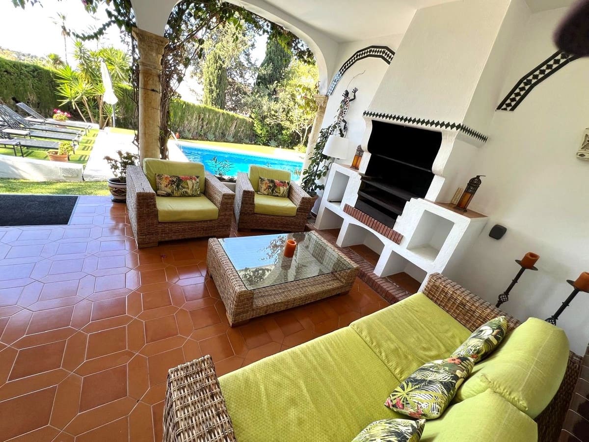 4 soveværelse Villa til salg i El Paraiso med swimmingpool - € 1.600.000 (Ref: 9500670)