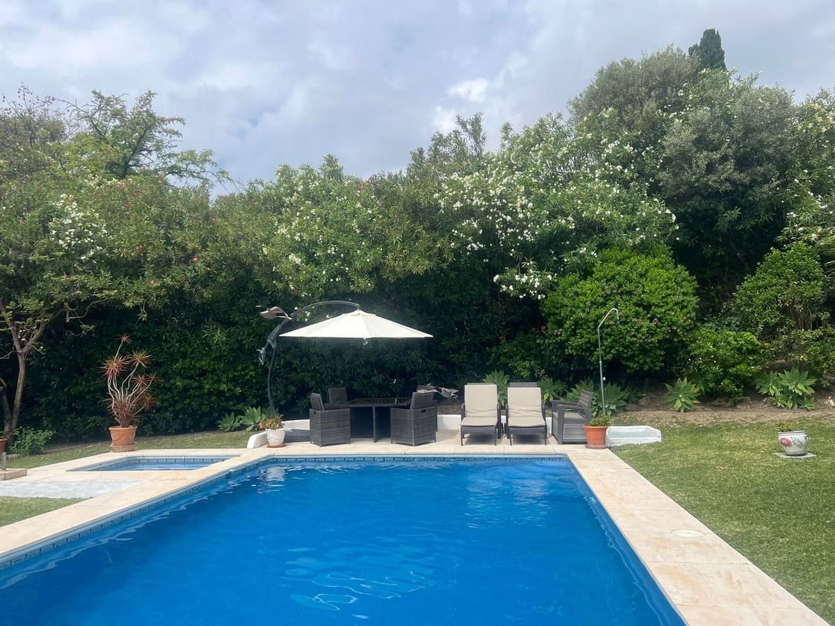 4 soveværelse Villa til salg i El Paraiso med swimmingpool - € 1.600.000 (Ref: 9500670)