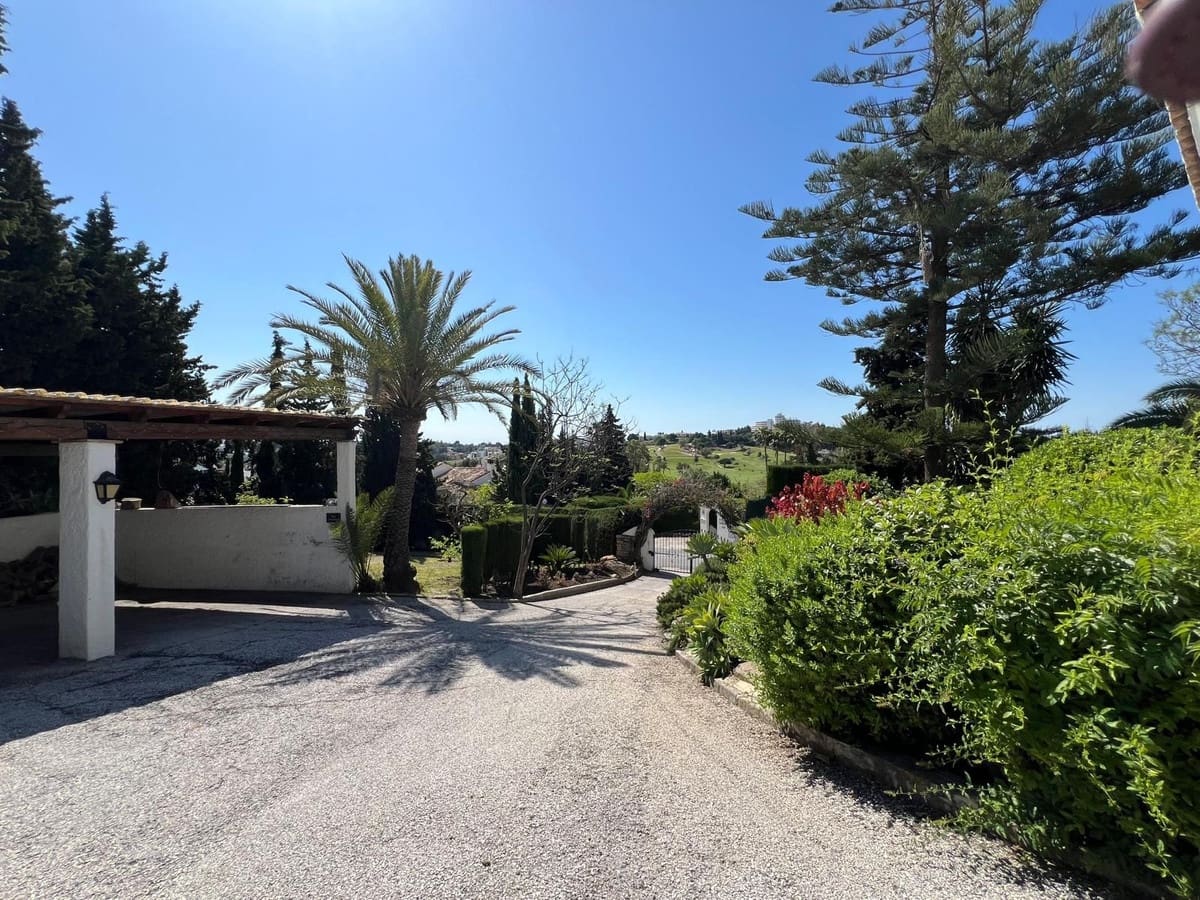 4 soveværelse Villa til salg i El Paraiso med swimmingpool - € 1.600.000 (Ref: 9500670)