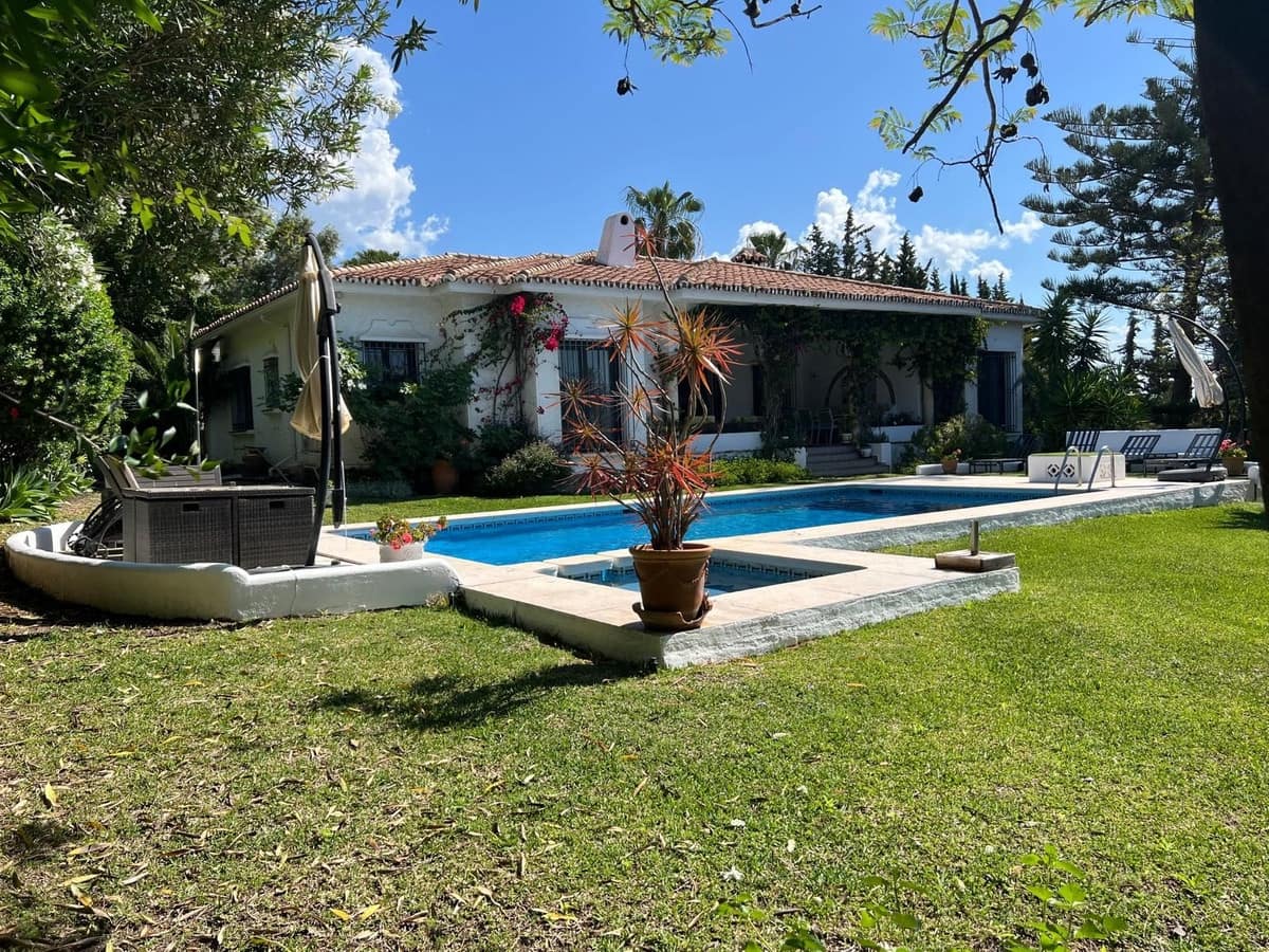 4 soveværelse Villa til salg i El Paraiso med swimmingpool - € 1.600.000 (Ref: 9500670)