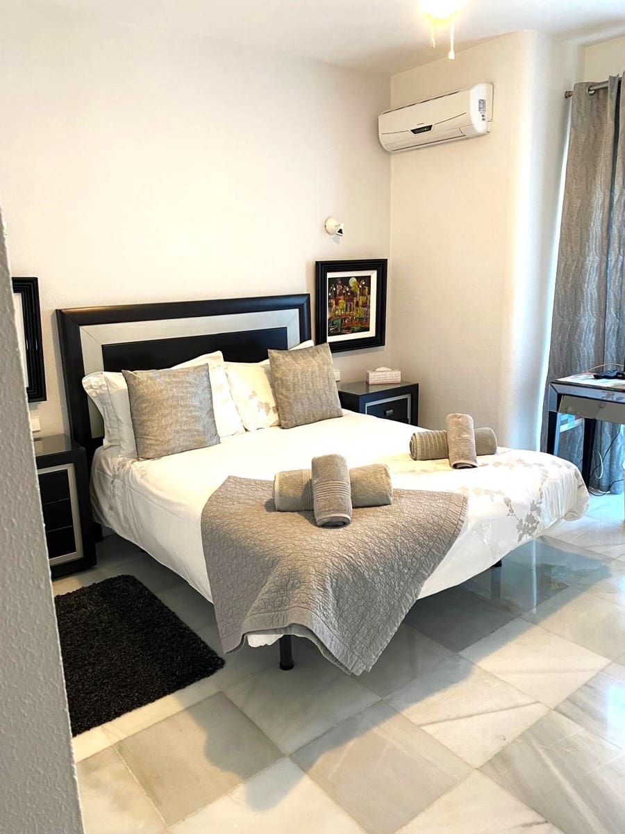 4 soveværelse Villa til salg i El Paraiso med swimmingpool - € 1.600.000 (Ref: 9500670)