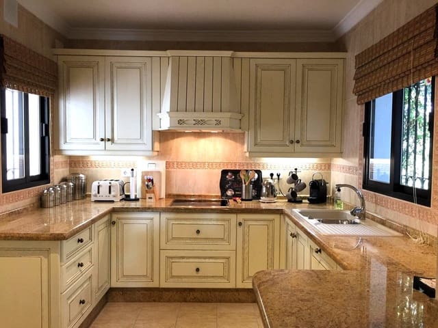 4 soveværelse Villa til salg i El Paraiso, Estepona med swimmingpool - € 1.600.000 (Ref: 9500670)