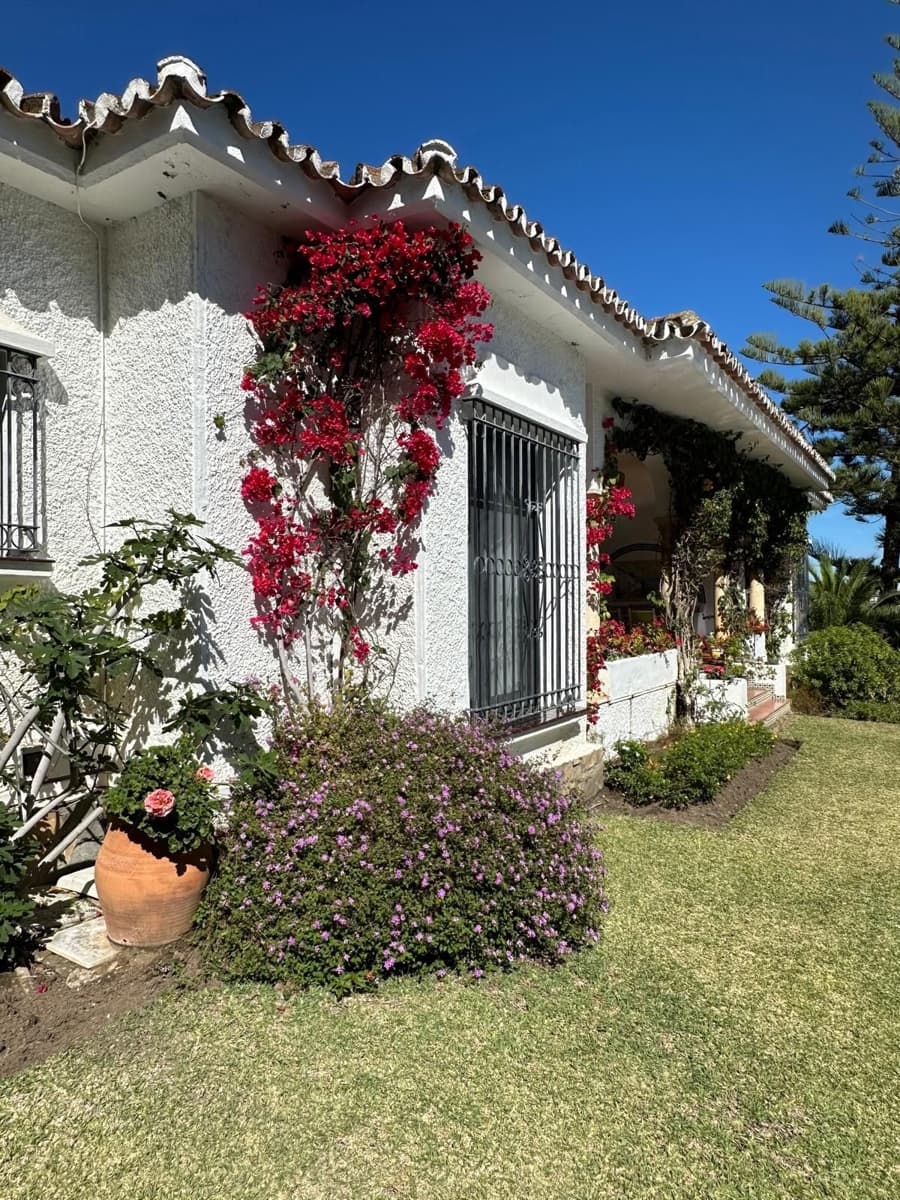 4 soveværelse Villa til salg i El Paraiso med swimmingpool - € 1.600.000 (Ref: 9500670)