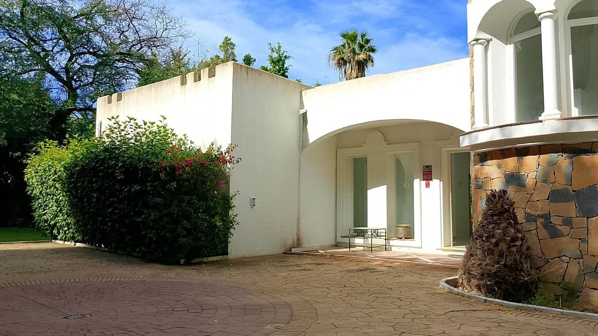 Chalet de 4 habitaciones en El Paraiso en venta con piscina - 1.850.000 € (Ref: 9500679)