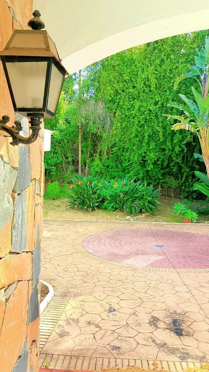 Chalet de 4 habitaciones en El Paraiso en venta con piscina - 1.850.000 € (Ref: 9500679)