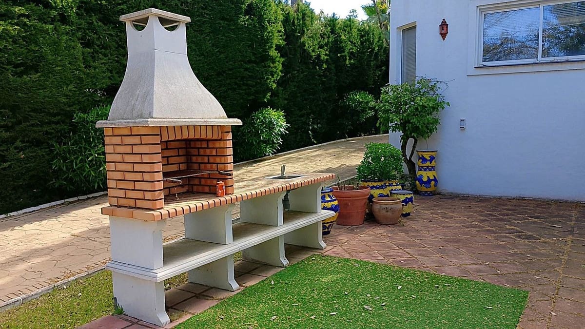 Chalet de 4 habitaciones en El Paraiso en venta con piscina - 1.850.000 € (Ref: 9500679)