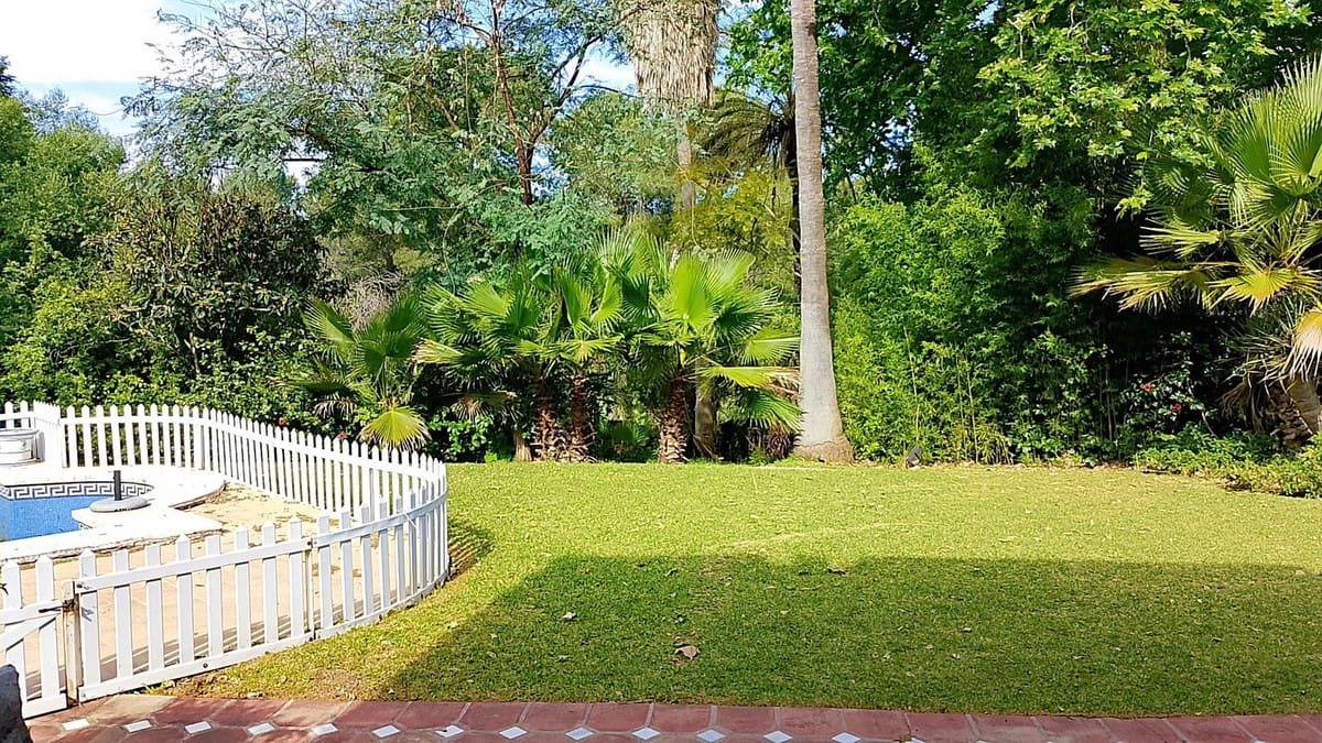 Chalet de 4 habitaciones en El Paraiso en venta con piscina - 1.850.000 € (Ref: 9500679)