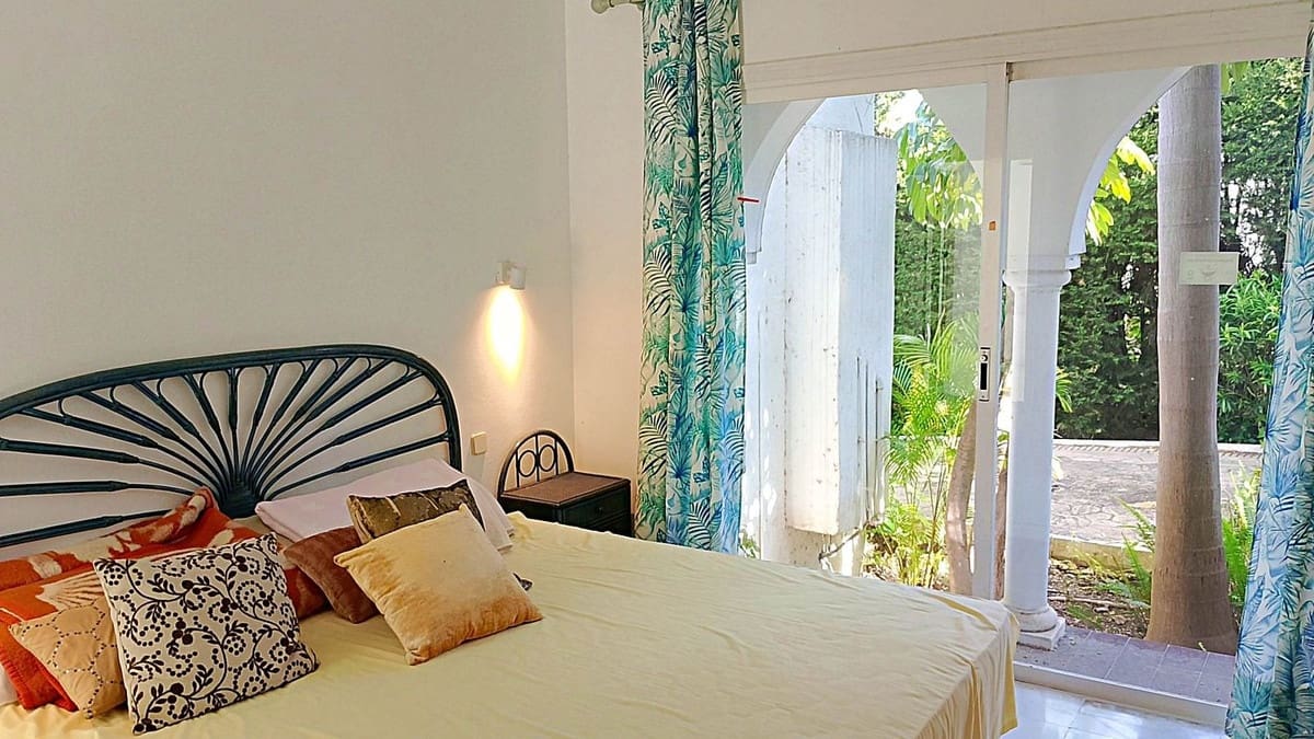 Chalet de 4 habitaciones en El Paraiso en venta con piscina - 1.850.000 € (Ref: 9500679)