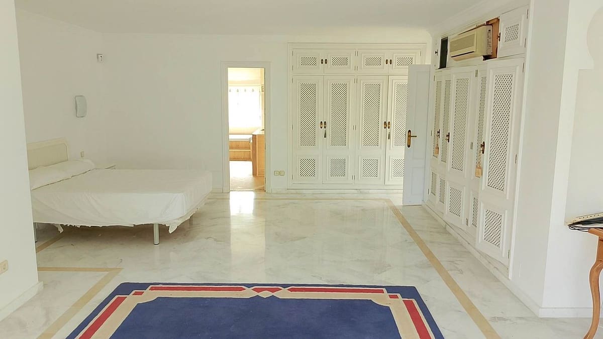 Chalet de 4 habitaciones en El Paraiso en venta con piscina - 1.850.000 € (Ref: 9500679)