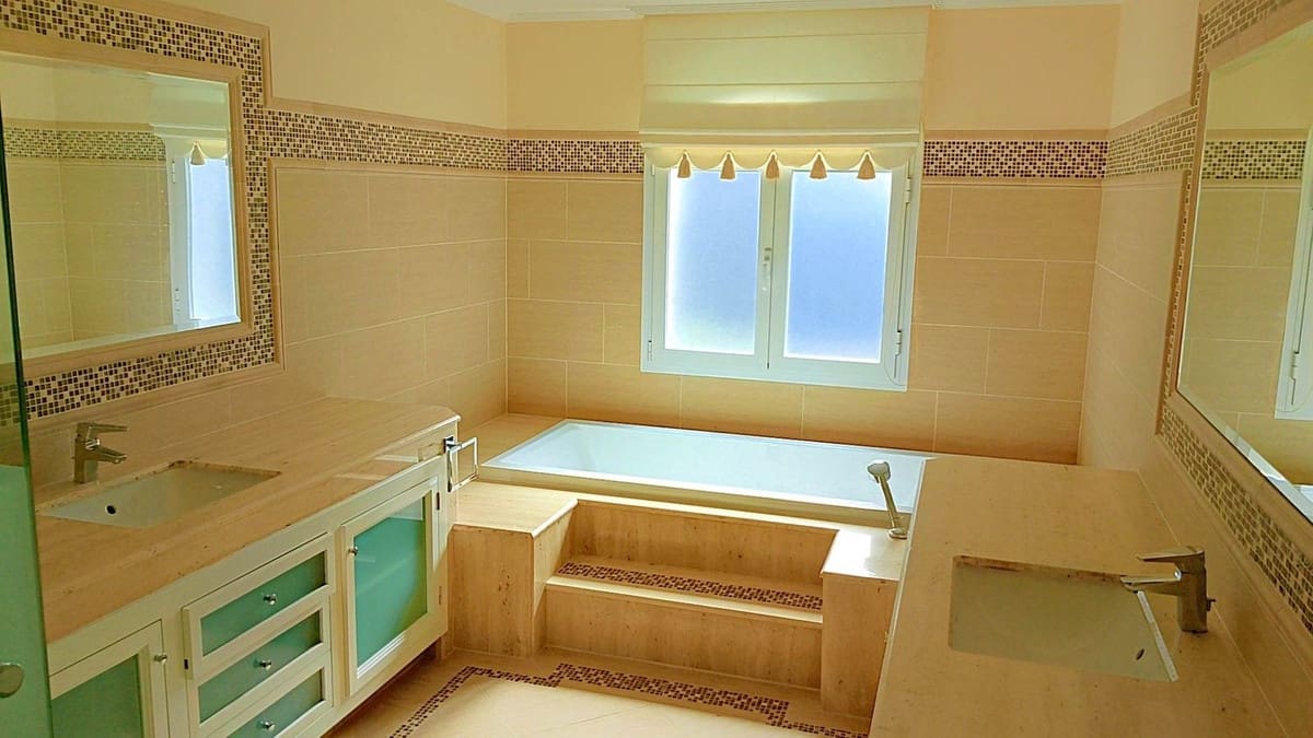 Chalet de 4 habitaciones en El Paraiso en venta con piscina - 1.850.000 € (Ref: 9500679)