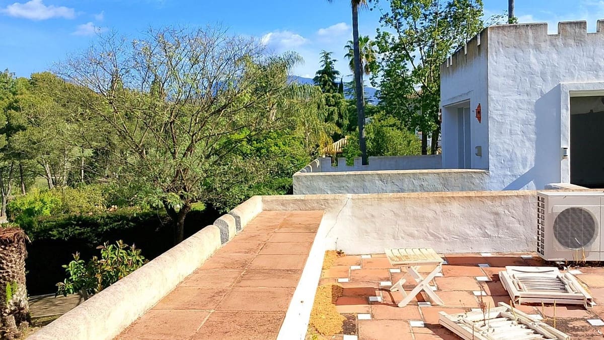 Chalet de 4 habitaciones en El Paraiso en venta con piscina - 1.850.000 € (Ref: 9500679)