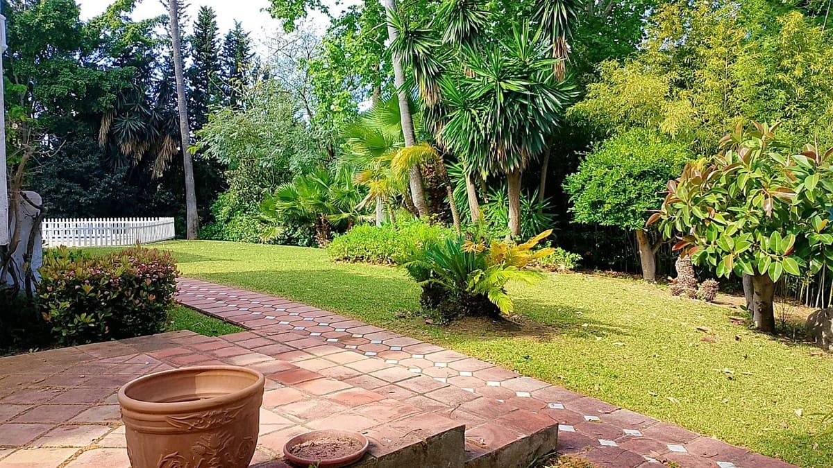 Chalet de 4 habitaciones en El Paraiso en venta con piscina - 1.850.000 € (Ref: 9500679)