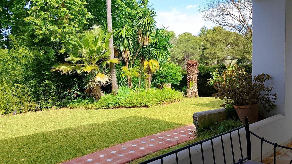 Chalet de 4 habitaciones en El Paraiso en venta con piscina - 1.850.000 € (Ref: 9500679)