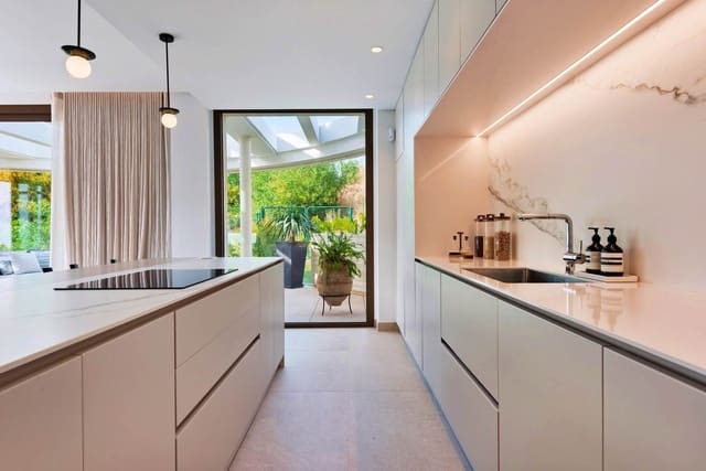 3 soveværelse Lejlighed til salg i Las Brisas, Marbella med swimmingpool - € 1.595.000 (Ref: 9500913)