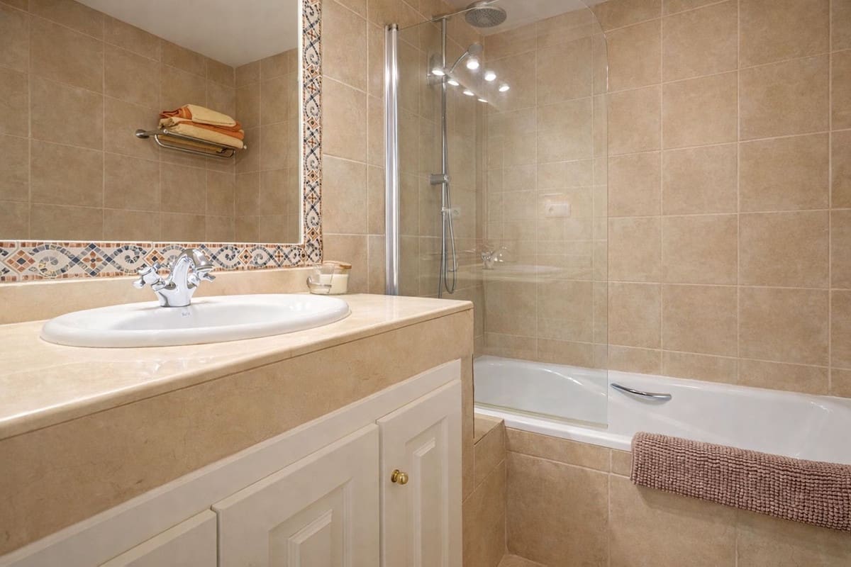 3 sovrum Villa till salu i Benahavis med pool garage - 725 000 € (Ref: 9503557)