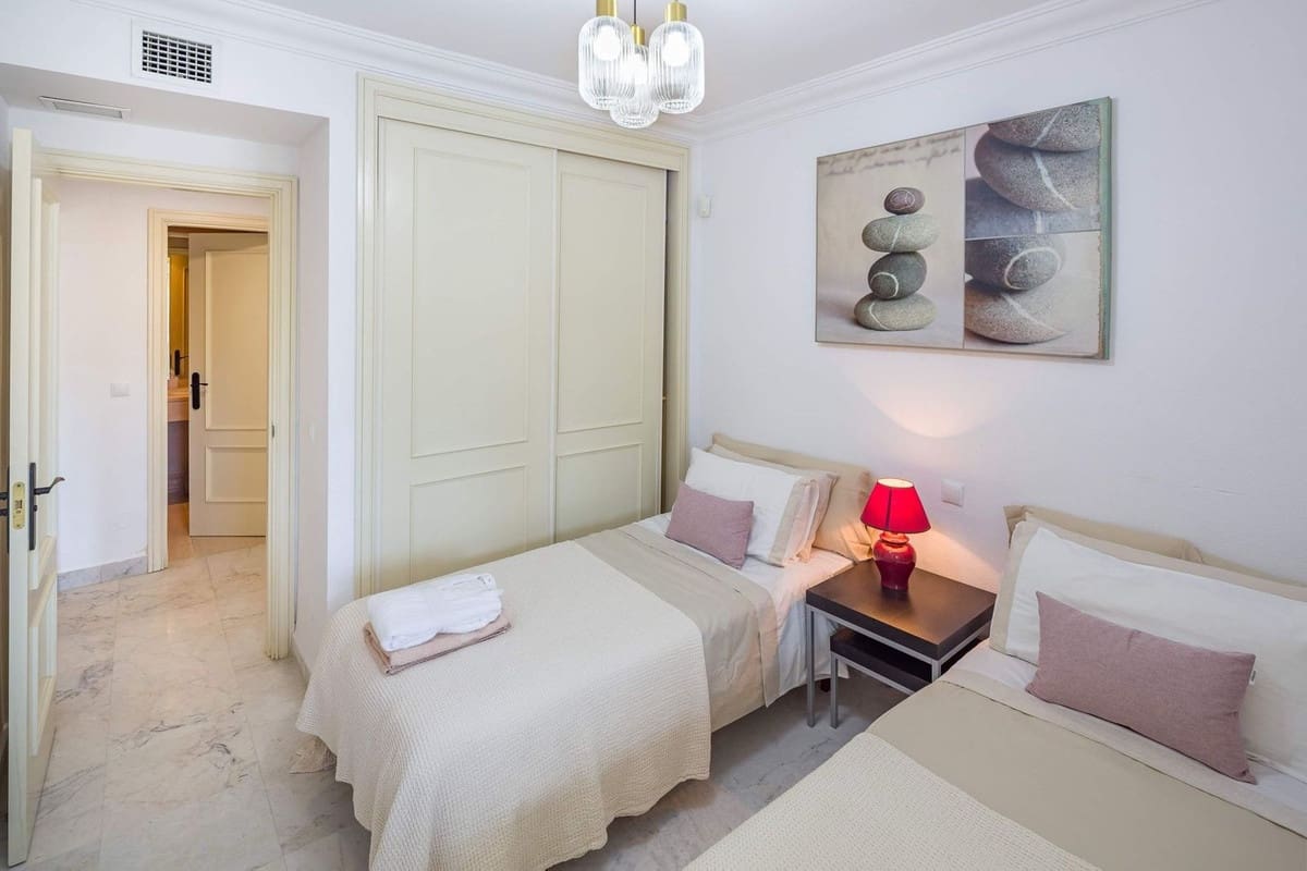 2 soverom Leilighet til salgs i Marbella med svømmebasseng garasje - € 682 000 (Ref: 9503561)