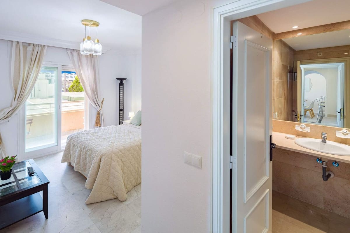 2 soverom Leilighet til salgs i Marbella med svømmebasseng garasje - € 682 000 (Ref: 9503561)