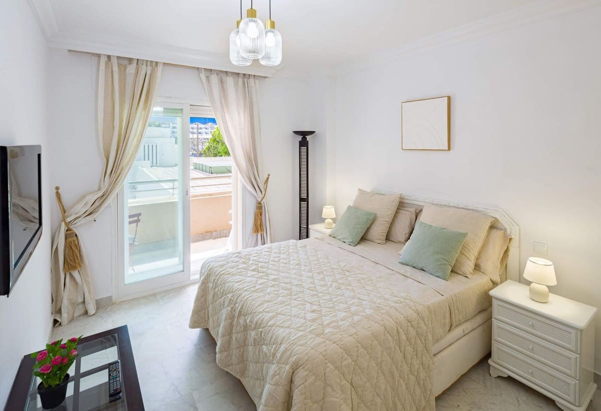 2 soverom Leilighet til salgs i Marbella med svømmebasseng garasje - € 682 000 (Ref: 9503561)