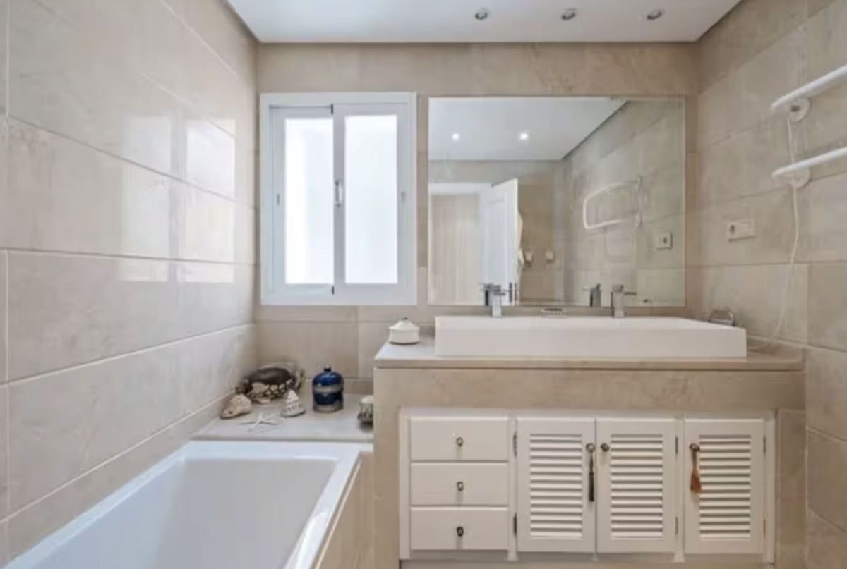 4 soveværelse Lejlighed til salg i New Golden Mile med swimmingpool garage - € 1.190.000 (Ref: 9503563)