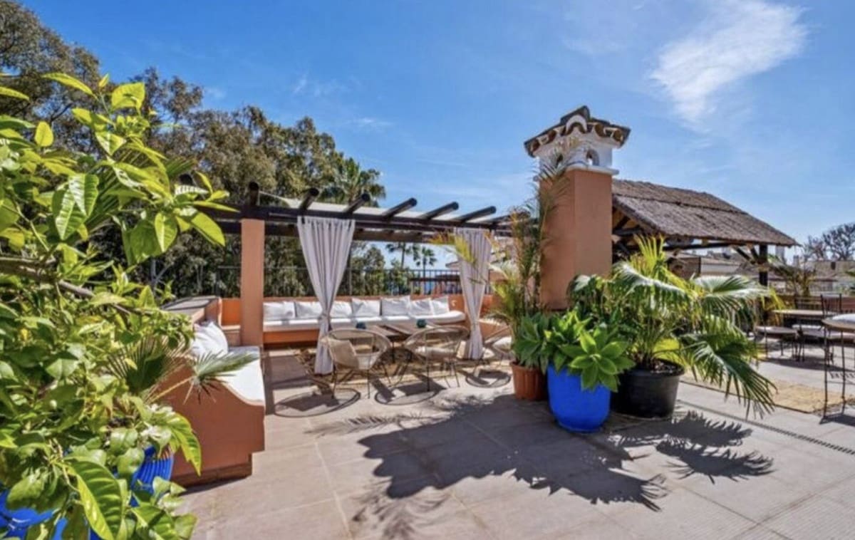 4 soveværelse Lejlighed til salg i New Golden Mile med swimmingpool garage - € 1.190.000 (Ref: 9503563)